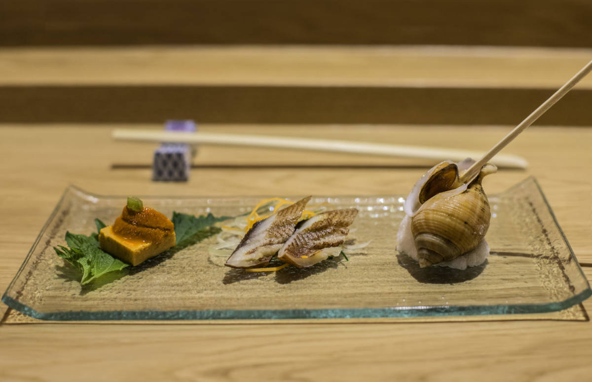 Plato con 3 variaciones de sushi de uno de los tops restaurantes japoneses de Barcelona, Sato i Tanaka