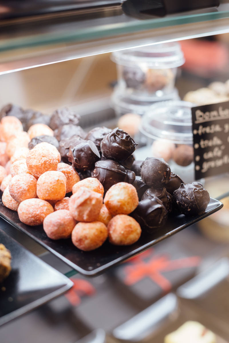 Dulces y chocolates en una bandeja del escaparate de la cafetería Ruma's Coffee de Barcelona