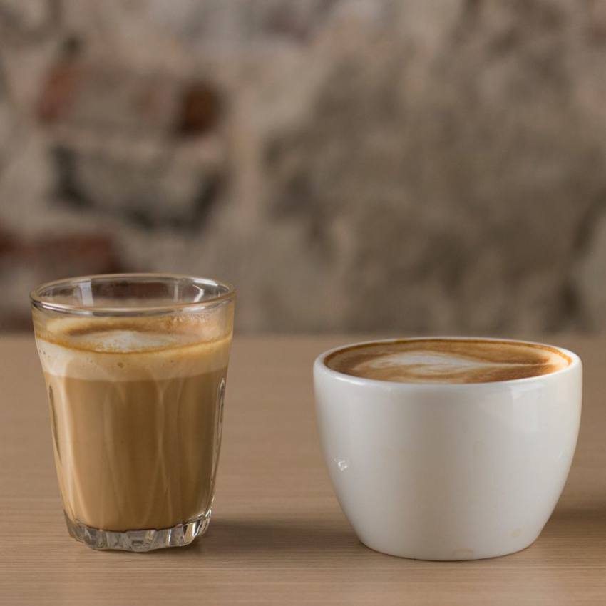 Café cortado con su espuma de leche en vaso o en taza de la cafetería FRENESÍ CAFÉ.