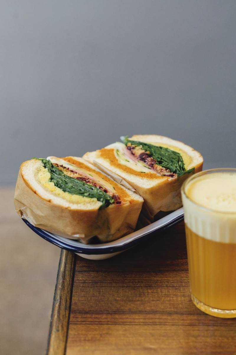 Sándwich recién preparado y bebida del menú de la Cafetería Botánica de Barcelona. Evidentemente incluye un café de especialidad.