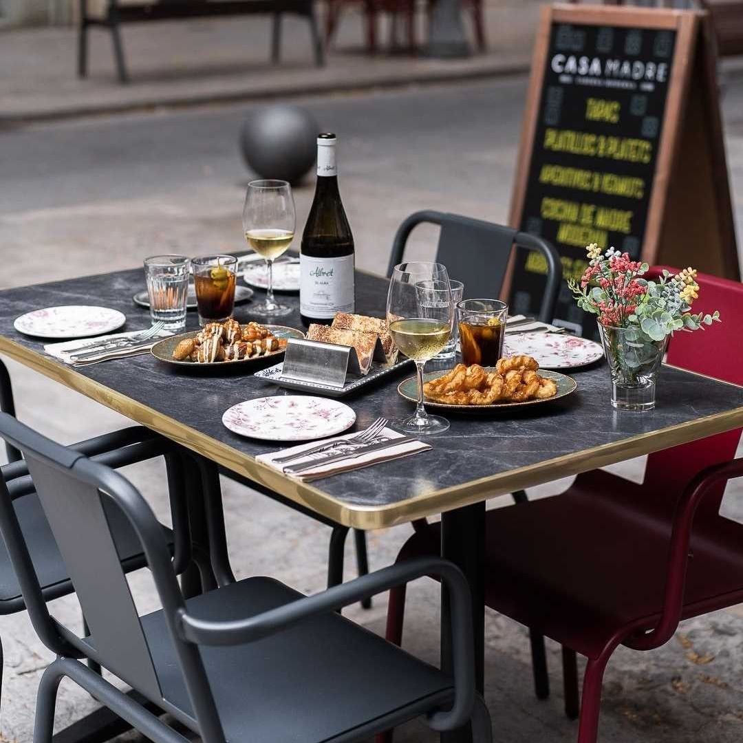 Restaurante Madre Taberna Moderna en Barcelona con la mesa puesta lista para empezar a comer