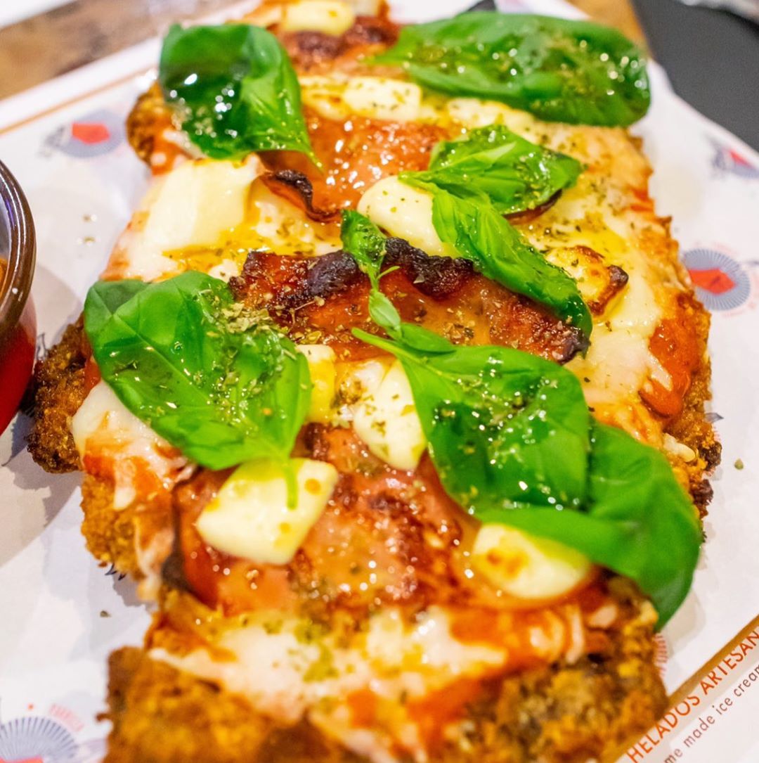 Milanesa de carne con albahaca y queso del restaurante de Comida a domicilio en Barcelona La República