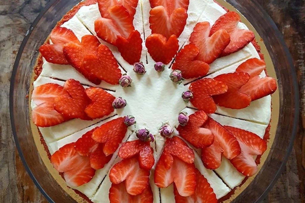 Tarta con decoración de fresas en forma de corazón en el brunch de Ugot en Barcelona