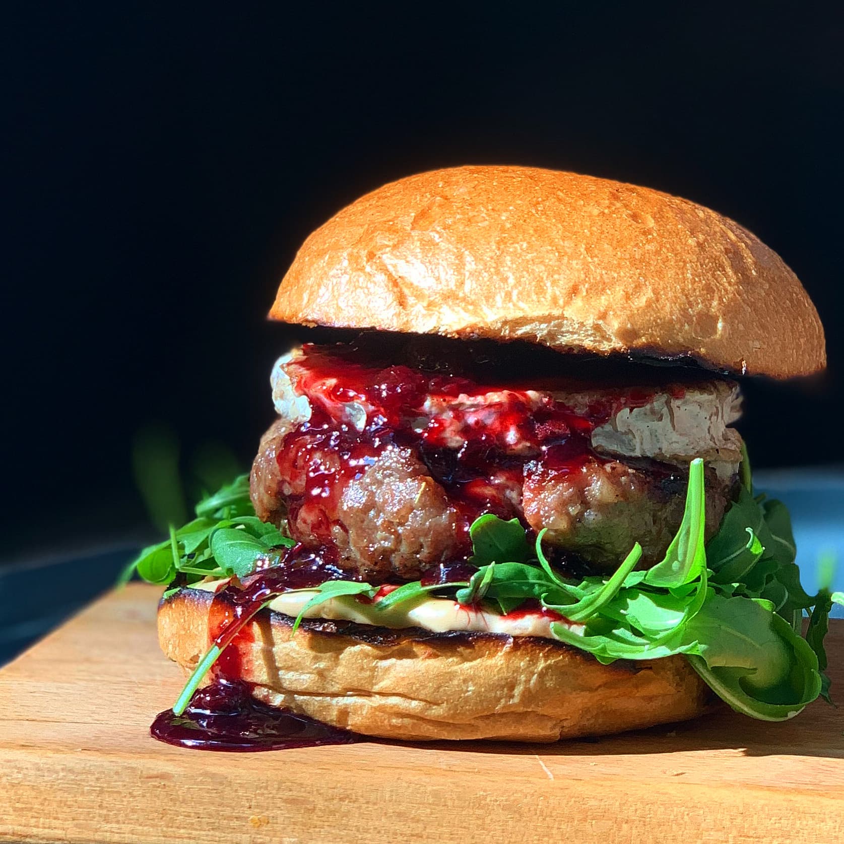 Hamburguesa Goat&Berries de vaca vieja a la brasa, con quesa de cabra y salsa de moras en el Bar Centro, top hamburguesería de Barcelona