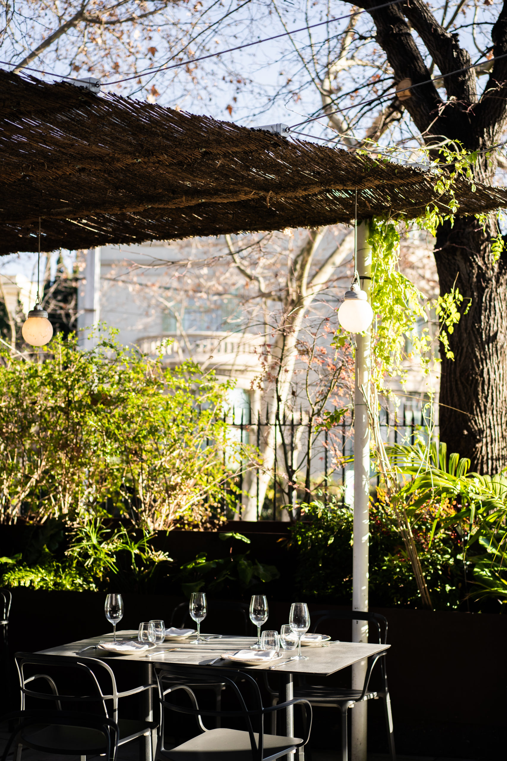 Terraza del Asador de Aranda de Sarriá, en Barcelona, con mesa preparada para disfrutar de su bucólico espacio