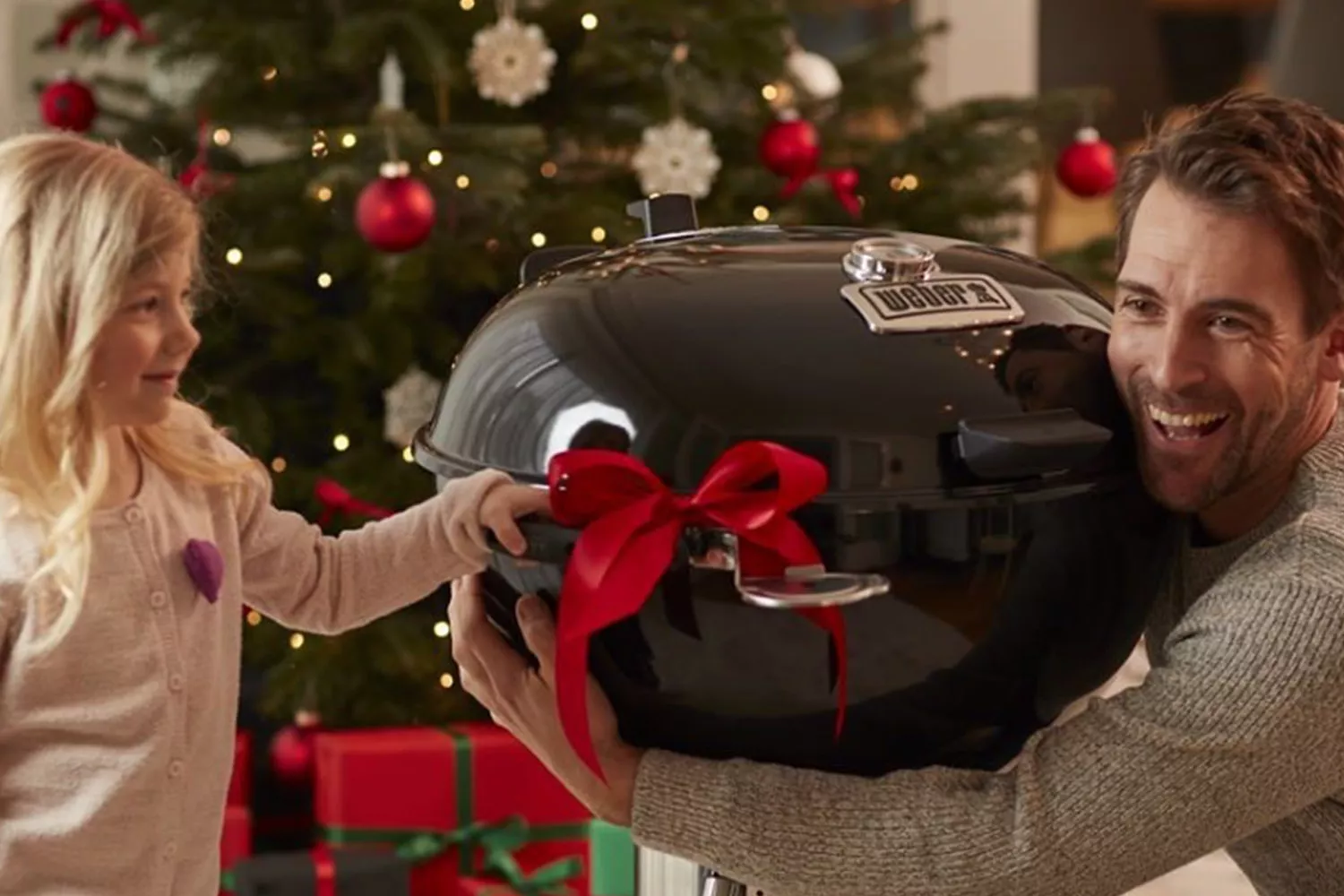 un-padre-con-su-hija-y-una-barbacoa-weber