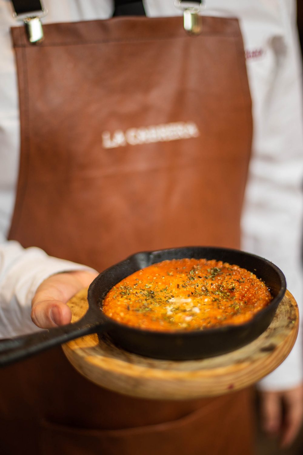 la provoleta Completa con panceta, tomates Secos y albahaca de La Cabrera