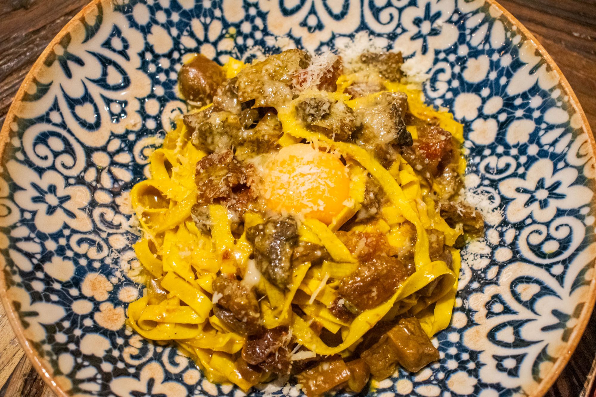 tagliatelle con ceps, guanciales, azafrán y yema de huevo de Murivecchi