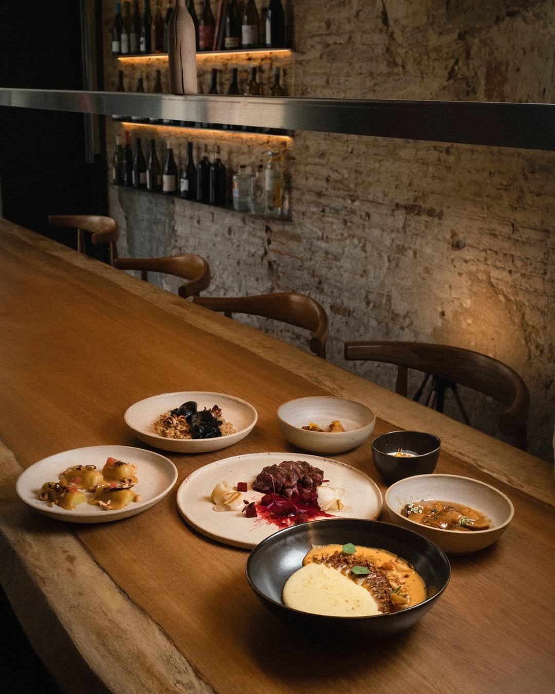 Obrim reserves per la nostra taula gastronòmica de paisatge. 22 persones compartint una taula ca Obrim reserves per la nostra taula gastronòmica de paisatge. 22 persones compartint una taula ca